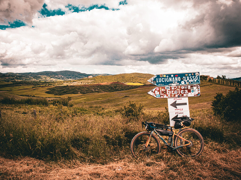 Pedalare in Toscana: il nuovo libro che ti porta dentro le Strade Bianche